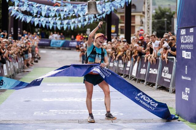 Mari Klakegg Fenre kunne bryte målseilet som vinner av den nest lengste distansen i Val d'Aran by UTMB. (Foto: arrangøren)