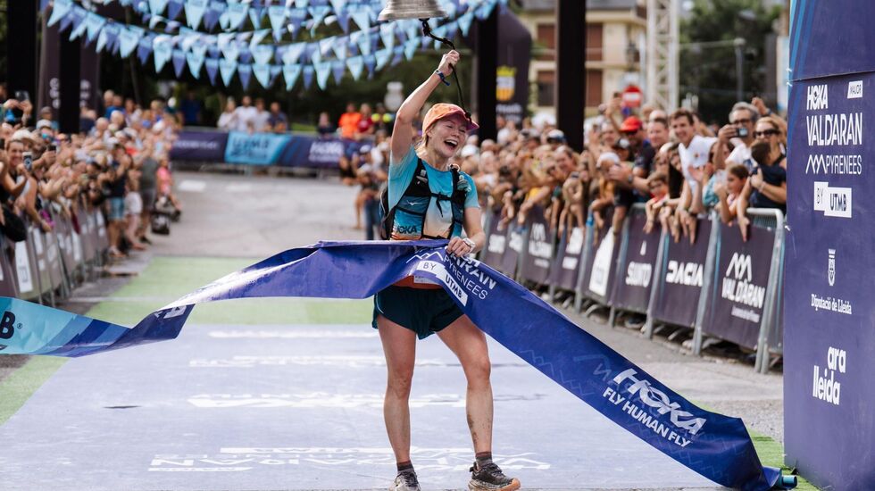 Mari Klakegg Fenre kunne bryte målseilet som vinner av den nest lengste distansen i Val d'Aran by UTMB. (Foto: arrangøren)