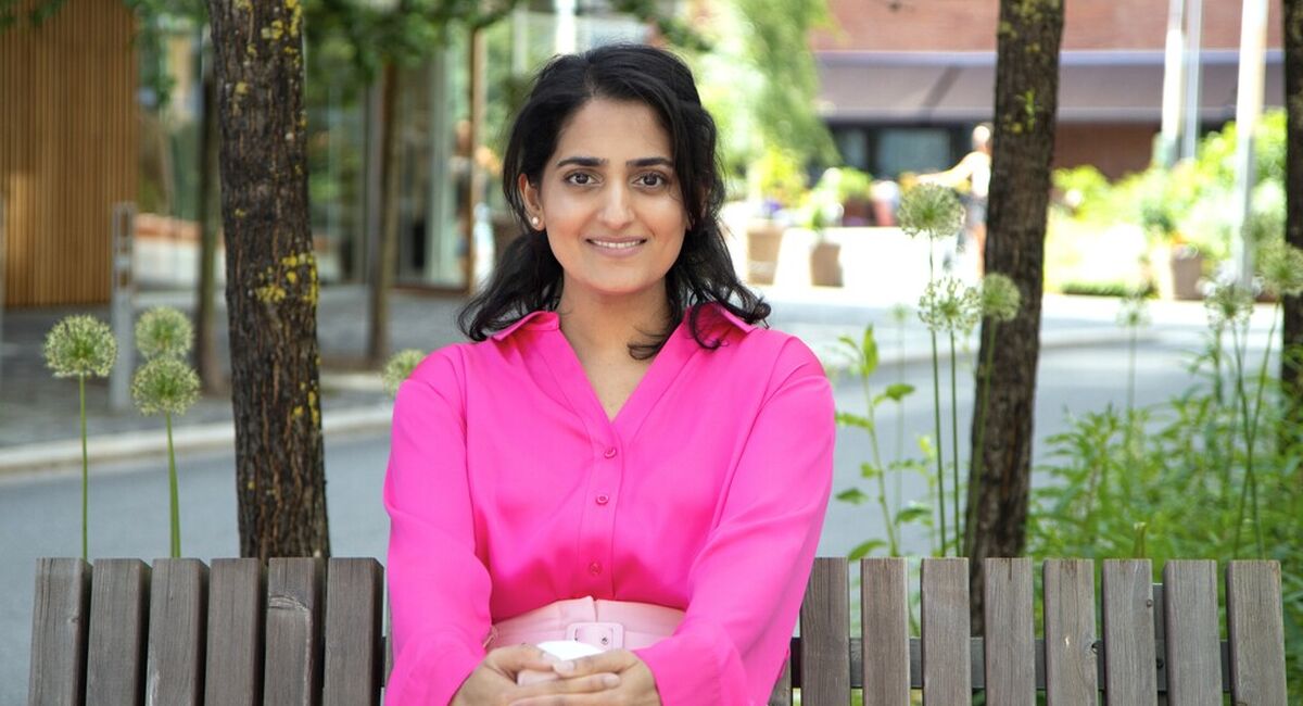 Zairah Malik leder AI & Data i Deloitte og brenner for å bygge læringskultur i praksis – med frihet, ansvar og tydelige rammer som nøkkelverktøy. (Foto: Sanne Skjørland Kongevold)
