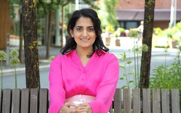 Zairah Malik leder AI & Data i Deloitte og brenner for å bygge læringskultur i praksis – med frihet, ansvar og tydelige rammer som nøkkelverktøy. (Foto: Sanne Skjørland Kongevold)