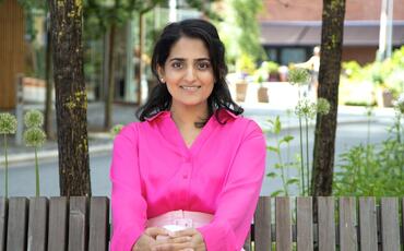 Zairah Malik leder AI & Data i Deloitte og brenner for å bygge læringskultur i praksis – med frihet, ansvar og tydelige rammer som nøkkelverktøy. (Foto: Sanne Skjørland Kongevold)