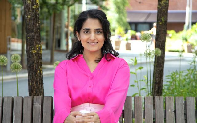 Zairah Malik leder AI & Data i Deloitte og brenner for å bygge læringskultur i praksis – med frihet, ansvar og tydelige rammer som nøkkelverktøy. (Foto: Sanne Skjørland Kongevold)