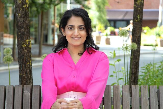 Zairah Malik leder AI & Data i Deloitte og brenner for å bygge læringskultur i praksis – med frihet, ansvar og tydelige rammer som nøkkelverktøy. (Foto: Sanne Skjørland Kongevold)