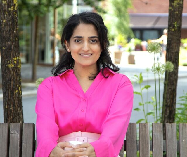 Zairah Malik leder AI & Data i Deloitte og brenner for å bygge læringskultur i praksis – med frihet, ansvar og tydelige rammer som nøkkelverktøy. (Foto: Sanne Skjørland Kongevold)
