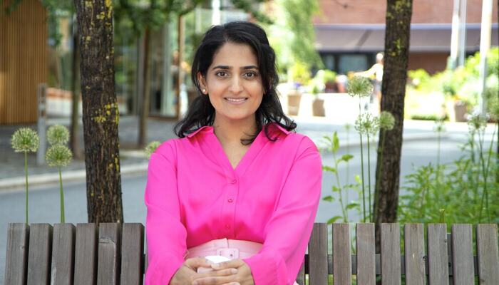 Zairah Malik leder AI & Data i Deloitte og brenner for å bygge læringskultur i praksis – med frihet, ansvar og tydelige rammer som nøkkelverktøy. (Foto: Sanne Skjørland Kongevold)