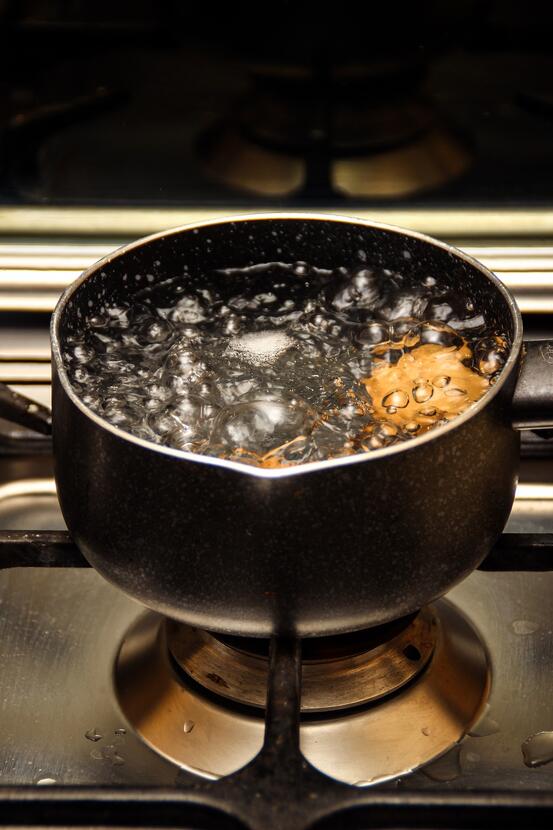På bilde: Kasserolle med kokende vann. Bilde er hentet fra Pixabay.
