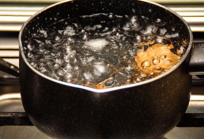 På bilde: Kasserolle med kokende vann. Bilde er hentet fra Pixabay.