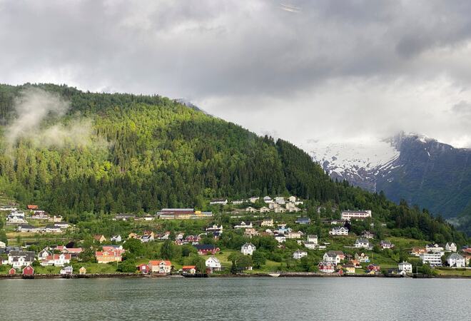 Hus og andre bygningar i Balestrand, sett frå fjorden.