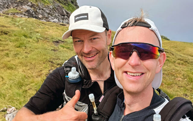 Eivind Svellingen og John F. Jahre bestemte seg for å dele seieren i Oslo Bergen Trail 2025. (Foto: Eivind Svellingen, AI-redigert av Kondis)