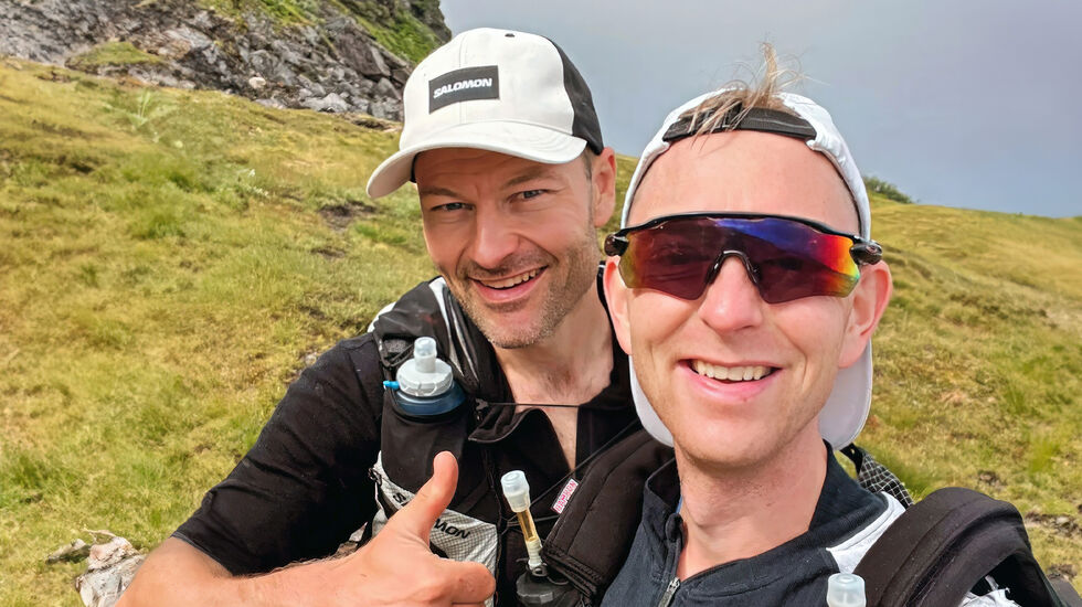 Eivind Svellingen og John F. Jahre bestemte seg for å dele seieren i Oslo Bergen Trail 2025. (Foto: Eivind Svellingen, AI-redigert av Kondis)