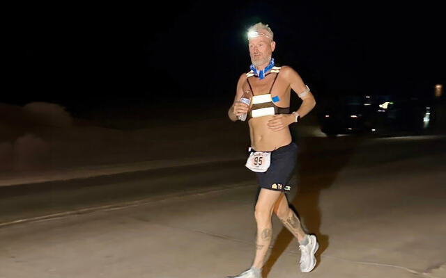 Simen Holvik er i gang med årets Badwater 135. Kan han matche prestasjonen fra 2023, og unngå situasjonen fra 2024? (Foto: Privat / Simen Holvik)