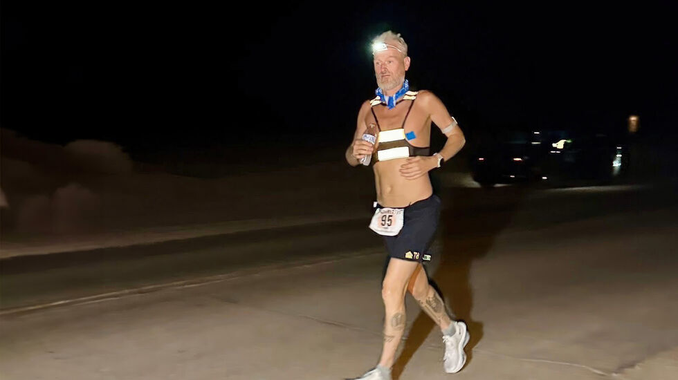Simen Holvik er i gang med årets Badwater 135. Kan han matche prestasjonen fra 2023, og unngå situasjonen fra 2024? (Foto: Privat / Simen Holvik)