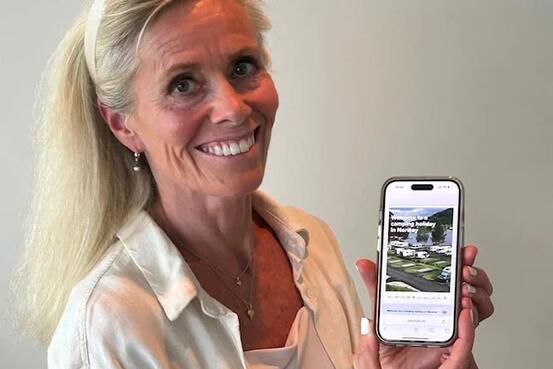 Trine Kanter Zerwekh viser Statens vegvesens nye nettsider for veifarende turister. – Her finner du nyttige tips for turen, og det viktigste er å ivareta trafikksikkerheten og fremkommeligheten for alle. Foto: Statens vegvesen
