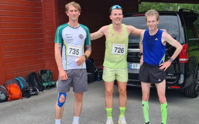 De tre beste herreløperne på 5 km under dagens løp. Fra venstre Ole Robert Strømme (nr. 3), Lars Magnus Tangen (vinner) og Kristian Nedregård (nr. 2). Foto: Sigbjørn Lerstad