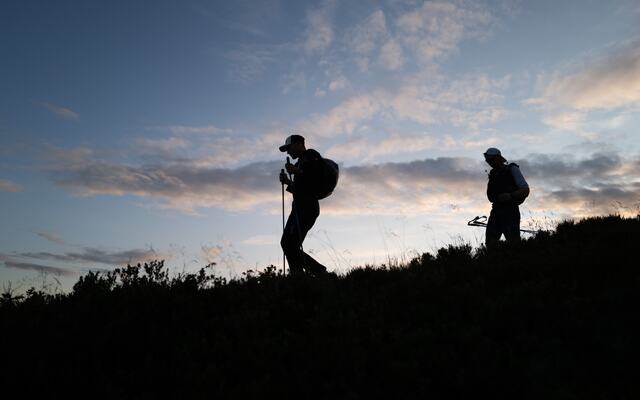 De to solovinnerne, John F. Jahre og Eivind Svellingen, på vei over fjellet mot Bergen. (Foto: Bildne.as)
