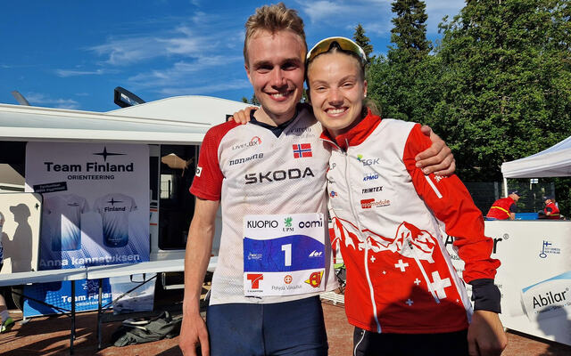 Kasper Fosser vant langdistansen i VM i orientering. Her sammen med kjæreste Simona Aebersold, som vant dameklassen. (arrangørfoto)