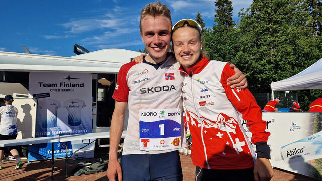 Kasper Fosser vant langdistansen i VM i orientering. Her sammen med kjæreste Simona Aebersold, som vant dameklassen. (arrangørfoto)