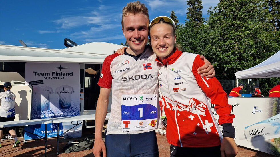 Kasper Fosser vant langdistansen i VM i orientering. Her sammen med kjæreste Simona Aebersold, som vant dameklassen. (arrangørfoto)