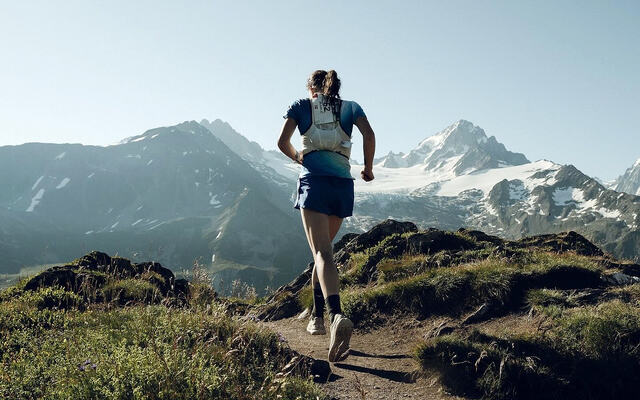 Ida Amelie Robsahm har hatt en kometkarriere som fjelløper. Her ser vi henne i storslagne omgivelser under Mont Blanc Marathon. (Foto: Sam Ihermillier)