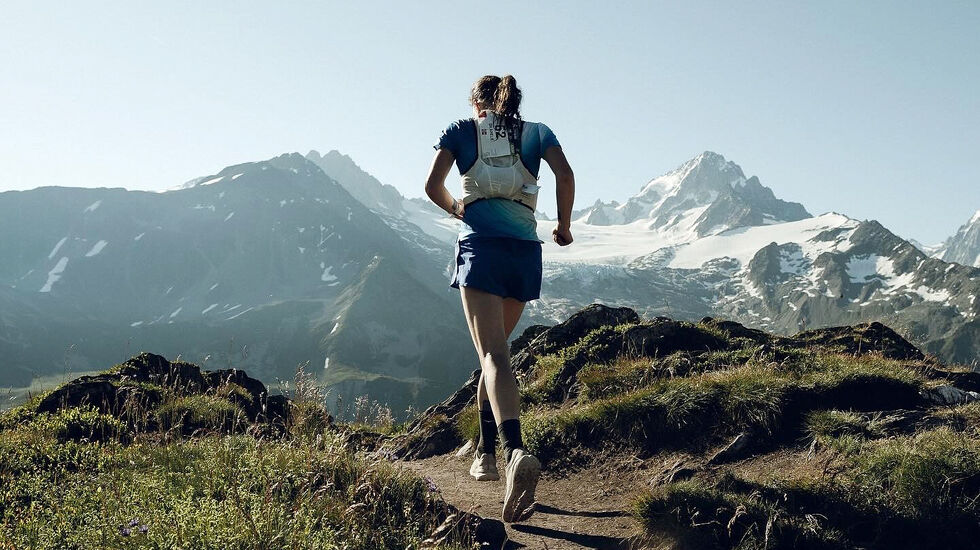Ida Amelie Robsahm har hatt en kometkarriere som fjelløper. Her ser vi henne i storslagne omgivelser under Mont Blanc Marathon. (Foto: Sam Ihermillier)