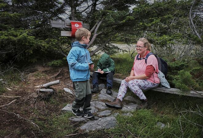 Vaksen og barn i skogen.