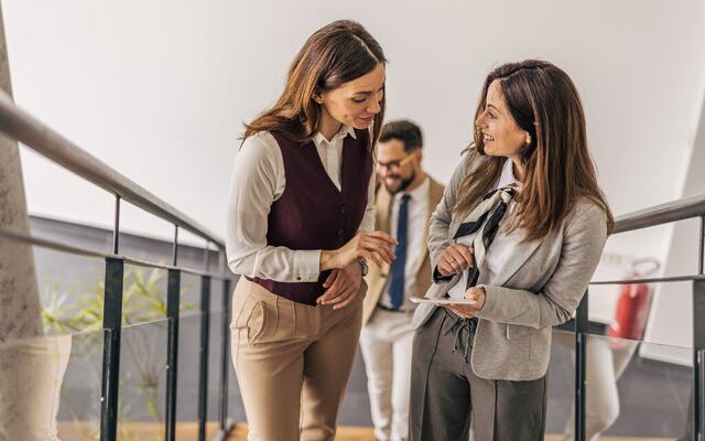 Forskning viser at mennesker som presterer på høyt nivå over tid, drives av mer enn penger – de følger en visjon som skaper mening og samordner innsats. (Foto: Istock.com)