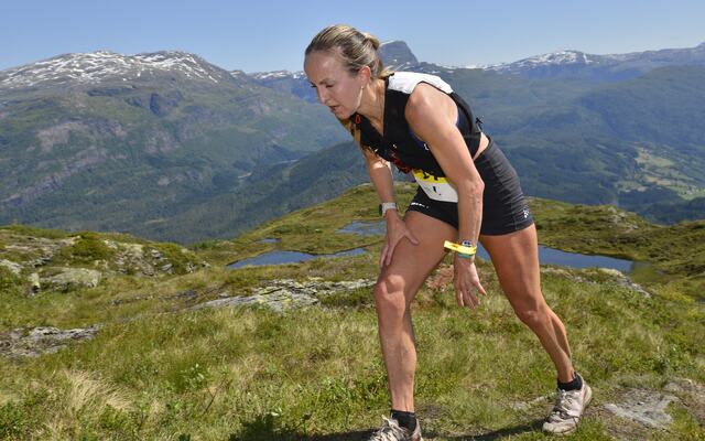Vinnar Anita Iversen Lilleskare (47) frå BFG Bergen Løpeklubb mot mål i strålande sol på toppen av Kvasshovden. (Foto: arrangøren)