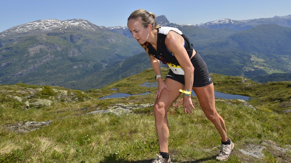 Vinnar Anita Iversen Lilleskare (47) frå BFG Bergen Løpeklubb mot mål i strålande sol på toppen av Kvasshovden. (Foto: arrangøren)