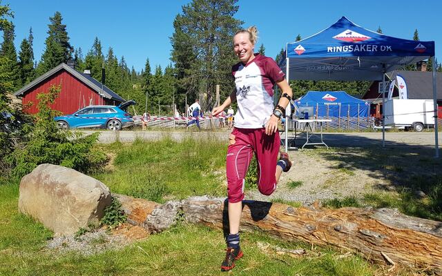 Ragne Wiklund, som fikk tildelt Egebergs ærespris i 2023 for sine sterke prestasjoner både i skøyter og i orientering, på vei til start lørdag.