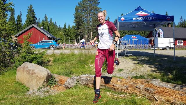 Ragne Wiklund, som fikk tildelt Egebergs ærespris i 2023 for sine sterke prestasjoner både i skøyter og i orientering, på vei til start lørdag.