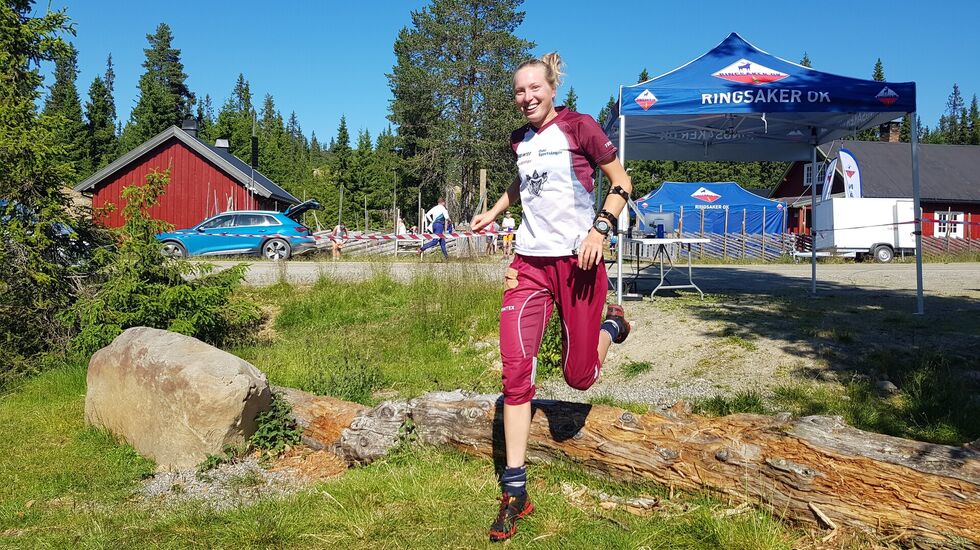 Ragne Wiklund, som fikk tildelt Egebergs ærespris i 2023 for sine sterke prestasjoner både i skøyter og i orientering, på vei til start lørdag. 