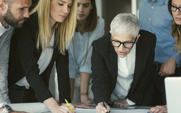 En effektiv ledergruppe skaper merverdi ved å løfte strategi, samarbeid og lederskap – ikke bare holde møter. (Foto: Istock.com)