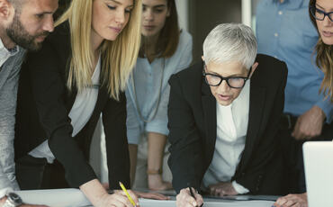 En effektiv ledergruppe skaper merverdi ved å løfte strategi, samarbeid og lederskap – ikke bare holde møter. (Foto: Istock.com)