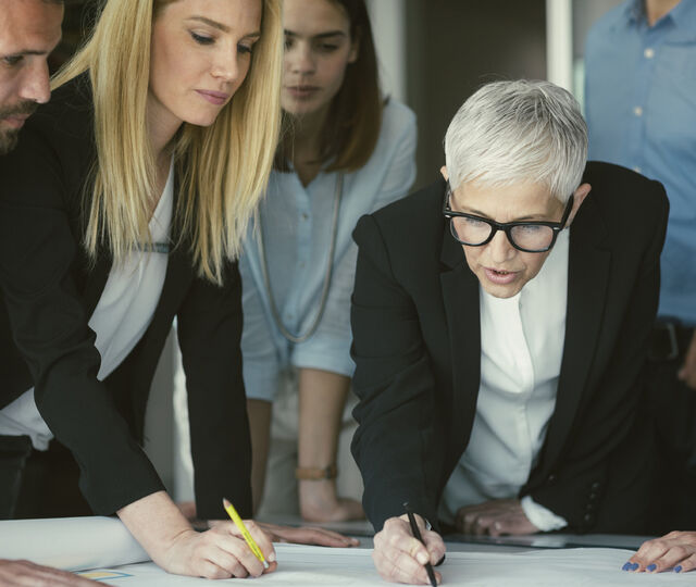 En effektiv ledergruppe skaper merverdi ved å løfte strategi, samarbeid og lederskap – ikke bare holde møter. (Foto: Istock.com)