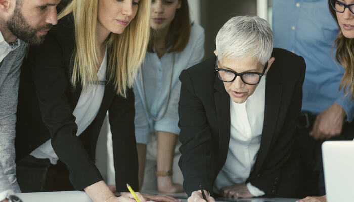 En effektiv ledergruppe skaper merverdi ved å løfte strategi, samarbeid og lederskap – ikke bare holde møter. (Foto: Istock.com)