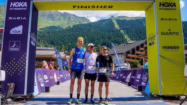 Anders Haga (til venstre) sammen med den tyske vinneren Dominik Hohenleitner og italieneren Mattia Bertoncini. (Foto: UTMB)