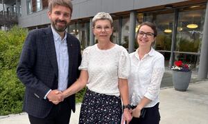 Helseminister Vestre handhelsar på kommunalsjef og fungerande kommunedirektør Marit Reppen. Til høgre for dei står tenesteleiar Solrun Njøs Amundsen.