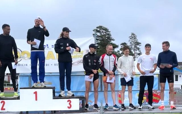 Premiepodiet på 10 km i Strömstadmilen i år med (fra v.) Senay Fissehatsion, Vidar Johansson og Arvid Örn øverst. (Foto: arrangøren)