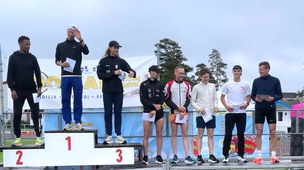 Premiepodiet på 10 km i Strömstadmilen i år med (fra v.) Senay Fissehatsion, Vidar Johansson og Arvid Örn øverst. (Foto: arrangøren)