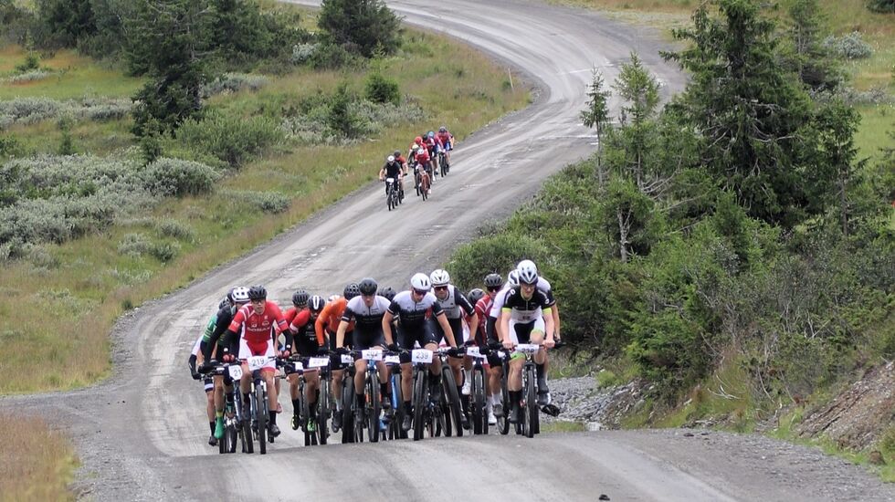 Tetpulja opp Elgåsen etter 5 km i fjorårets Sjusjøritt. (Foto: Rolf Bakken)
