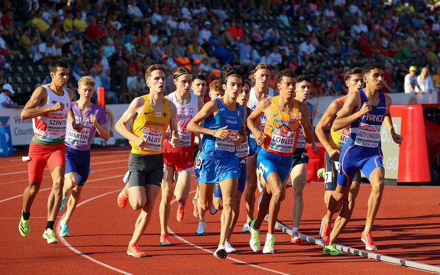 Det andre heatet passerer samlet med Mikkel Blikstad Thomassen pent plassert inne ved lista. (Foto: Arne Dag Myking)