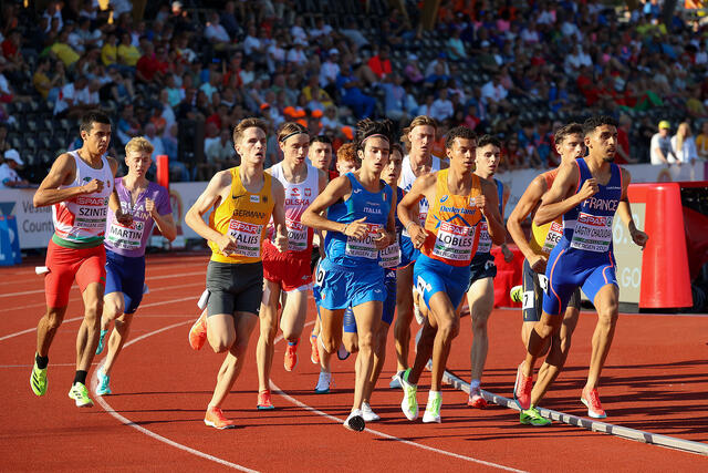 Det andre heatet passerer samlet med Mikkel Blikstad Thomassen pent plassert inne ved lista. (Foto: Arne Dag Myking)