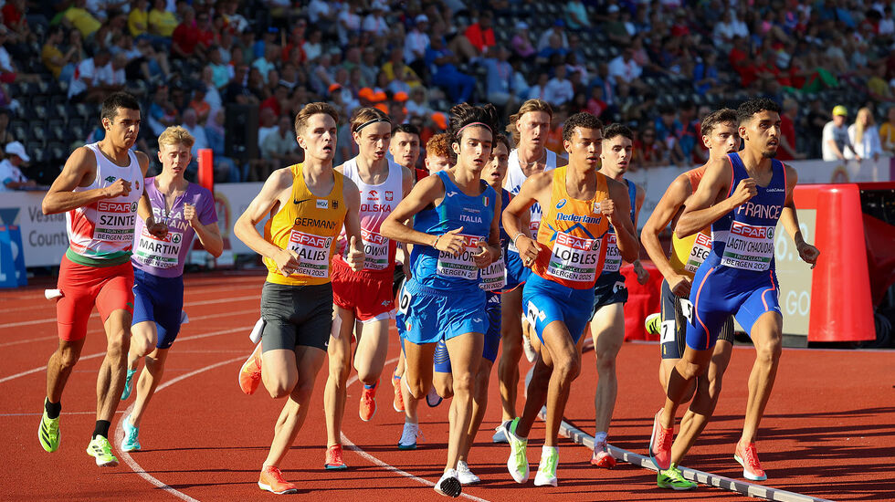 Det andre heatet passerer samlet med Mikkel Blikstad Thomassen pent plassert inne ved lista. (Foto: Arne Dag Myking)