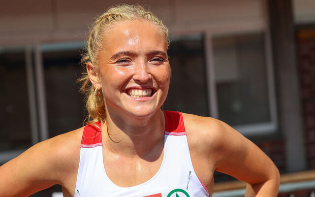 Thea Charlotte Knudsen kunne smile om kapp med sola på Fana Stadion etter at begge forsøksheatene på 3000 meter hinder var i mål. (Foto: Arne Dag Myking)