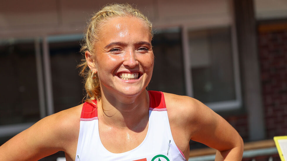 Thea Charlotte Knudsen kunne smile om kapp med sola på Fana Stadion etter at begge forsøksheatene på 3000 meter hinder var i mål. (Foto: Arne Dag Myking) 