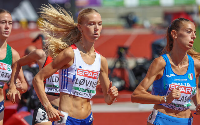 Anne Gine Løvnes løste oppgaven mesterlig og tok seg til søndagens 1500 m-finale med 2. plass i heatet. (Foto: Arne Dag Myking)