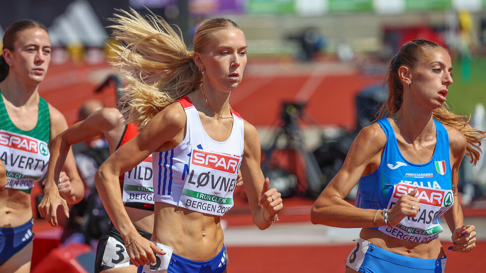Anne Gine Løvnes løste oppgaven mesterlig og tok seg til søndagens 1500 m-finale med 2. plass i heatet. (Foto: Arne Dag Myking) 