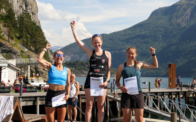 De tre beste kvinnene. Fra venstre, Anita Iversen Lilleskare (nr. 2) Karoline Holsen Kyte (vinner, norgesmester og innehaver av ny løyperekord) og Jo Shepherd (nr. 3). Foto: Martin Hauge-Nilsen