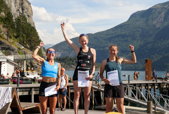 De tre beste kvinnene. Fra venstre, Jo Shepherd (nr. 3), Karoline Holsen Kyte (vinner, norgesmester og innehaver av ny løyperekord) og Anita Iversen Lilleskare (nr, 2) Foto: Martin Hauge-Nilsen