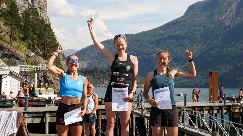 De tre beste kvinnene. Fra venstre, Anita Iversen Lilleskare (nr. 2)  Karoline Holsen Kyte (vinner, norgesmester og innehaver av ny løyperekord) og Jo Shepherd (nr. 3). Foto: Martin Hauge-Nilsen